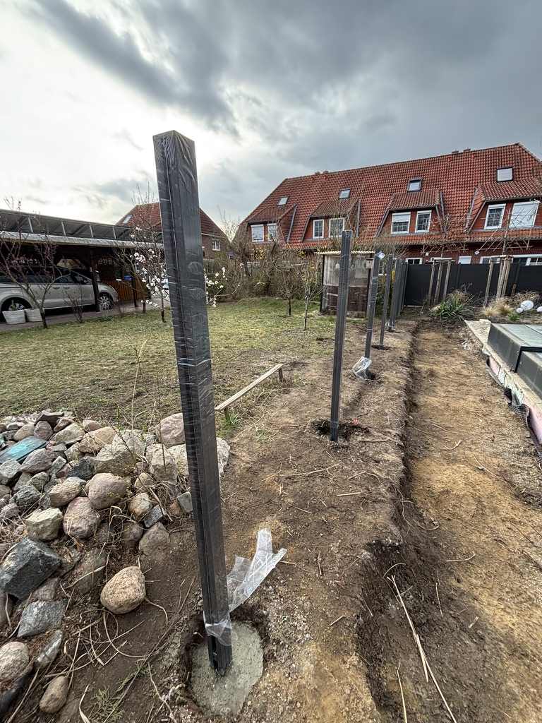 Eingelassene Pfosten vor der Beplankung des Sichtschutzzauns
