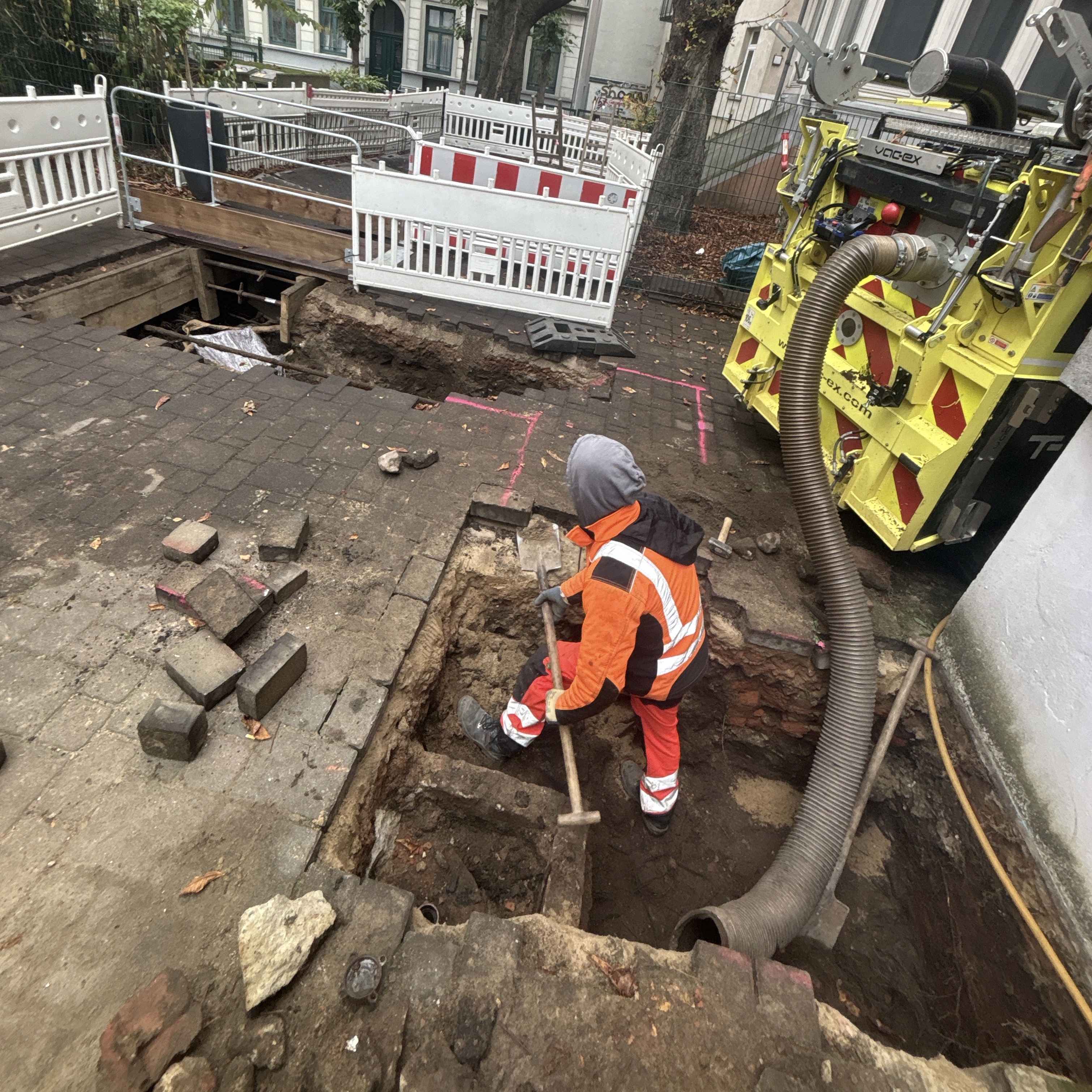 Saugbagger bei Leitungsfreilegung