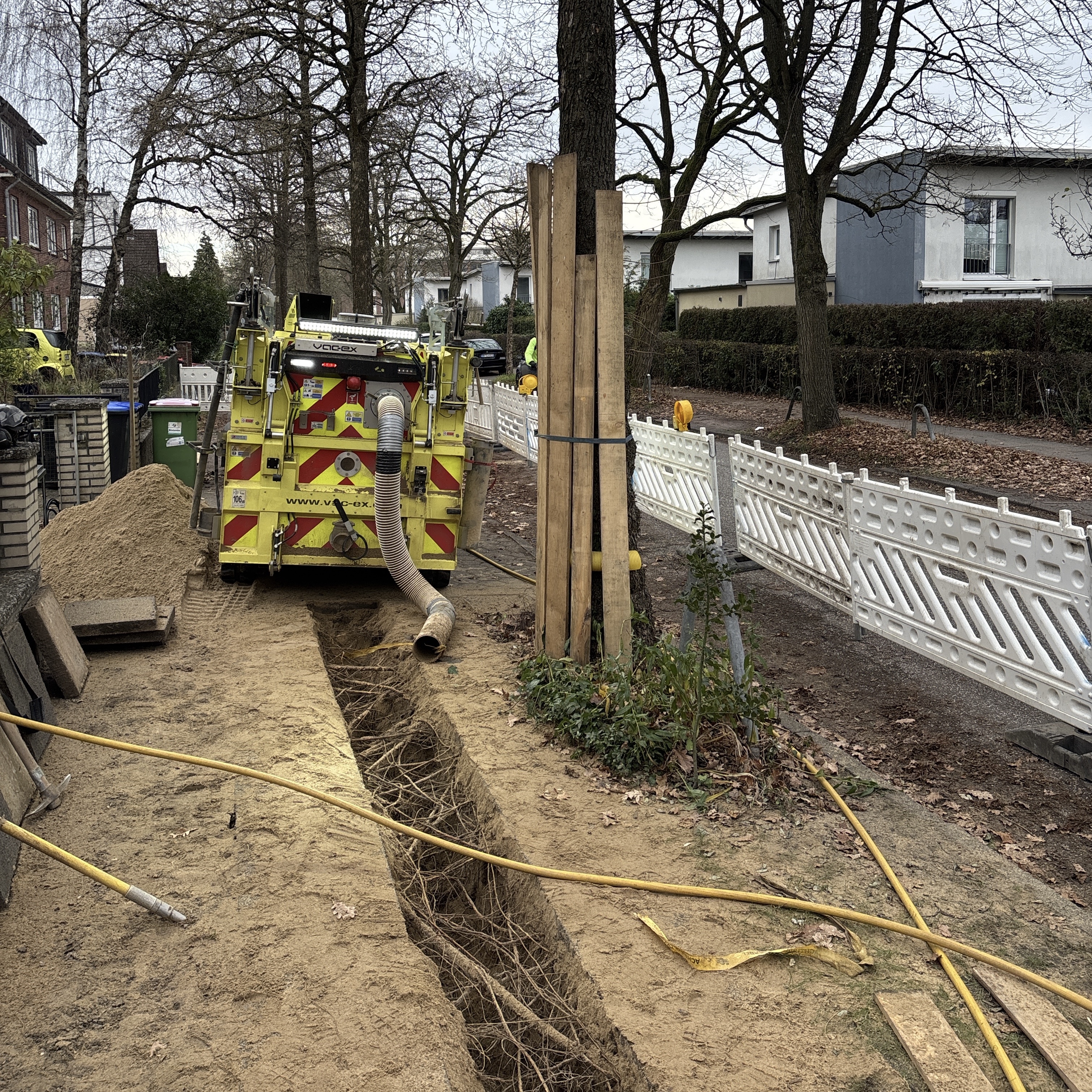 Saugbagger bei Wurzelraumarbeiten